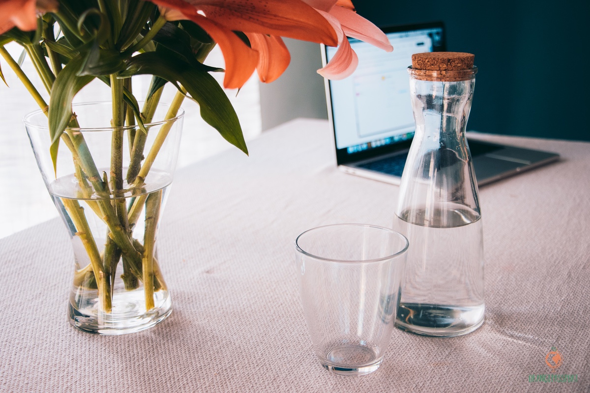 ramo de flores en mesa de oficina