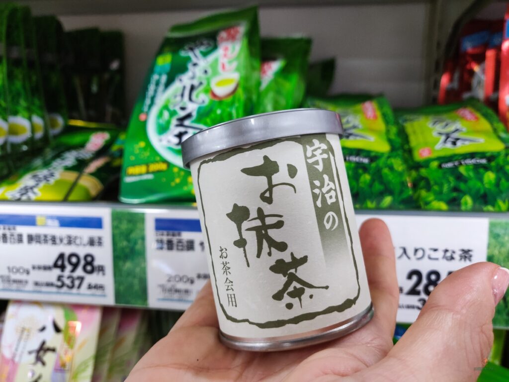 Comprar en un supermercado japonés té matcha