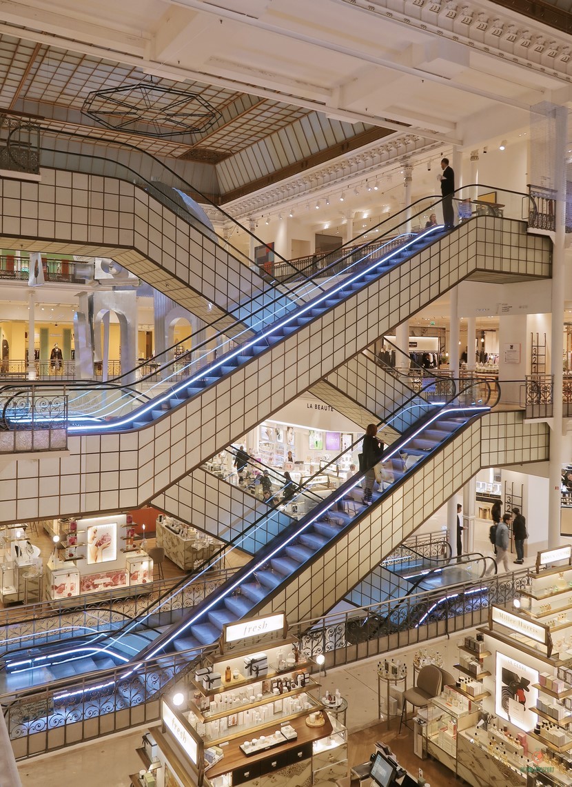 El centro comercial más antiguo de Paris es Le Bon Marché.