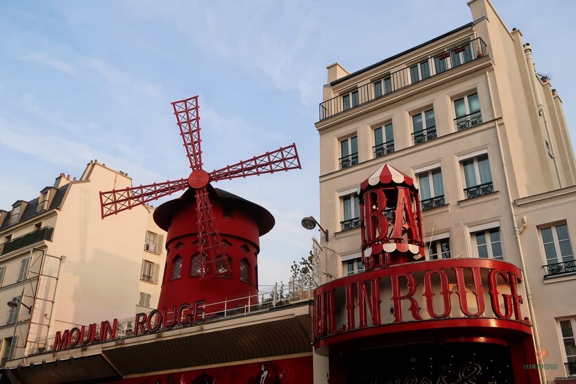 Ver el Moulin Rouge en París.