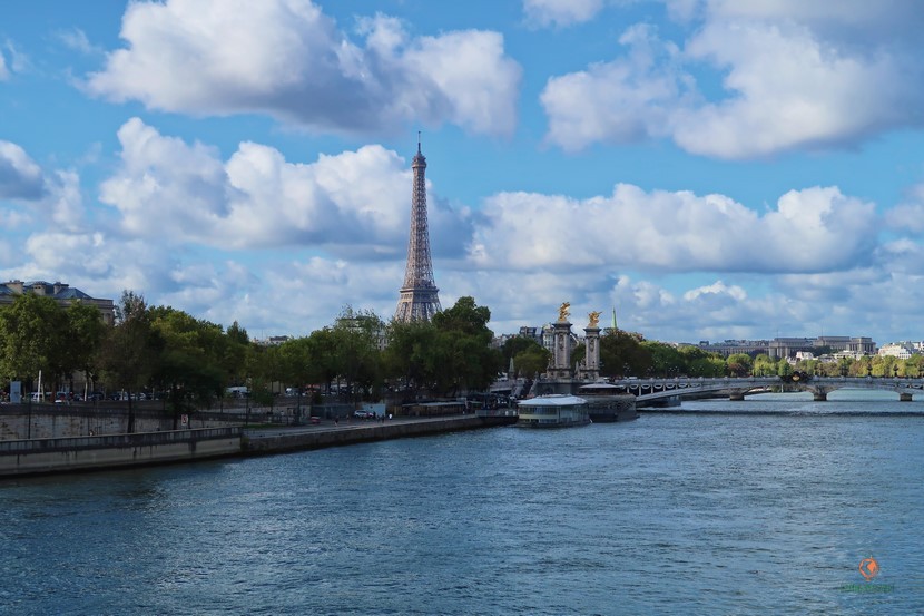 Desde el Puente Alexandre III se ve la Torre Eiffel.