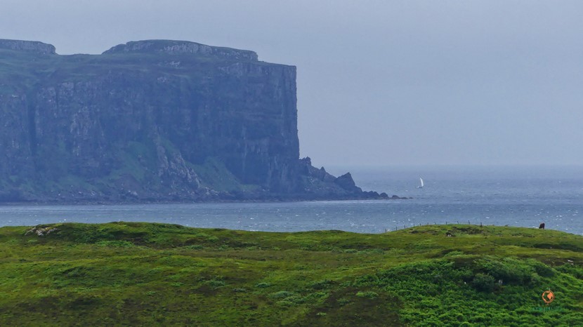 Llegar a la Isla de Skye, acantilados de Escocia.