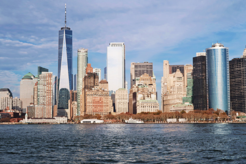 Vistas al One World Trade Center desde el ferry gratuito.