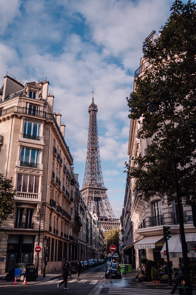 Calle con la Torre Eiffel.