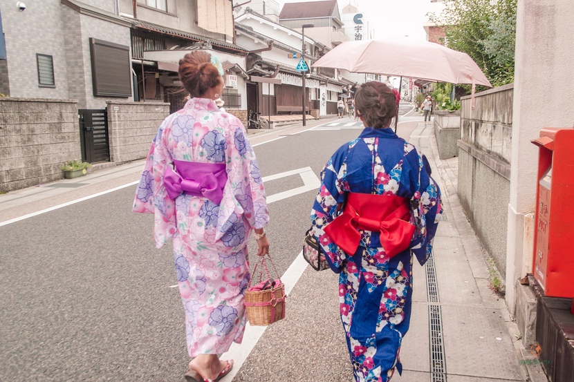 Chicas japonesas con kimono en Gion.