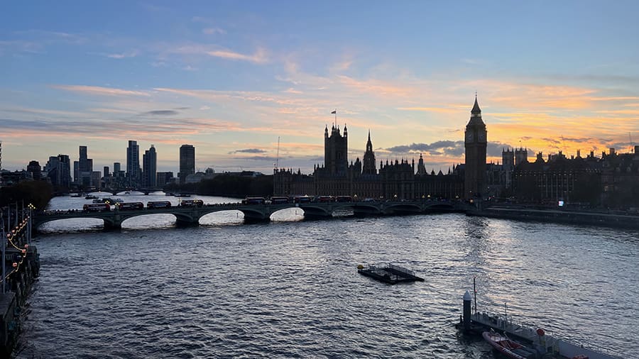 Orilla South Bank Londres al atardecer London Eye